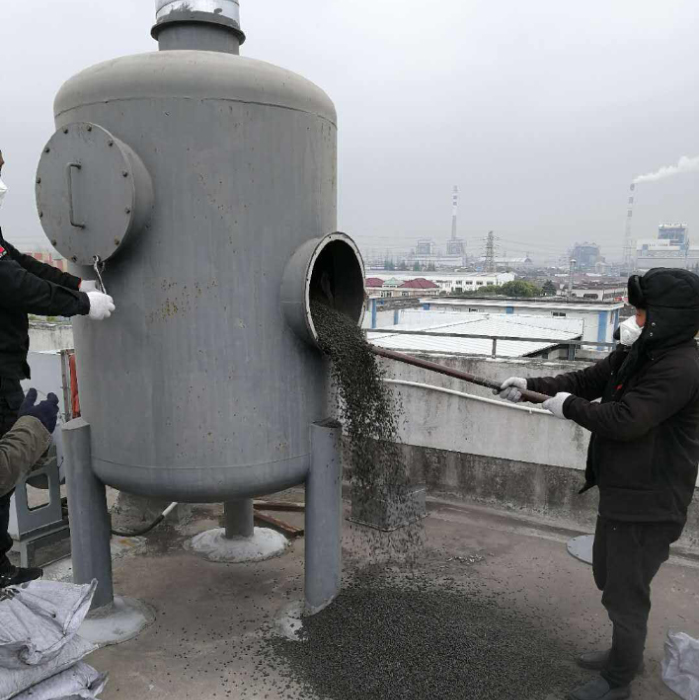顆?；钚蕴扛鼡Q現場